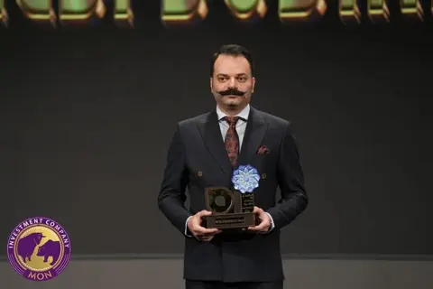 دکتر مانی محسنی، مدیرعامل مان، با تندیس رویداد Telsi Business Talk